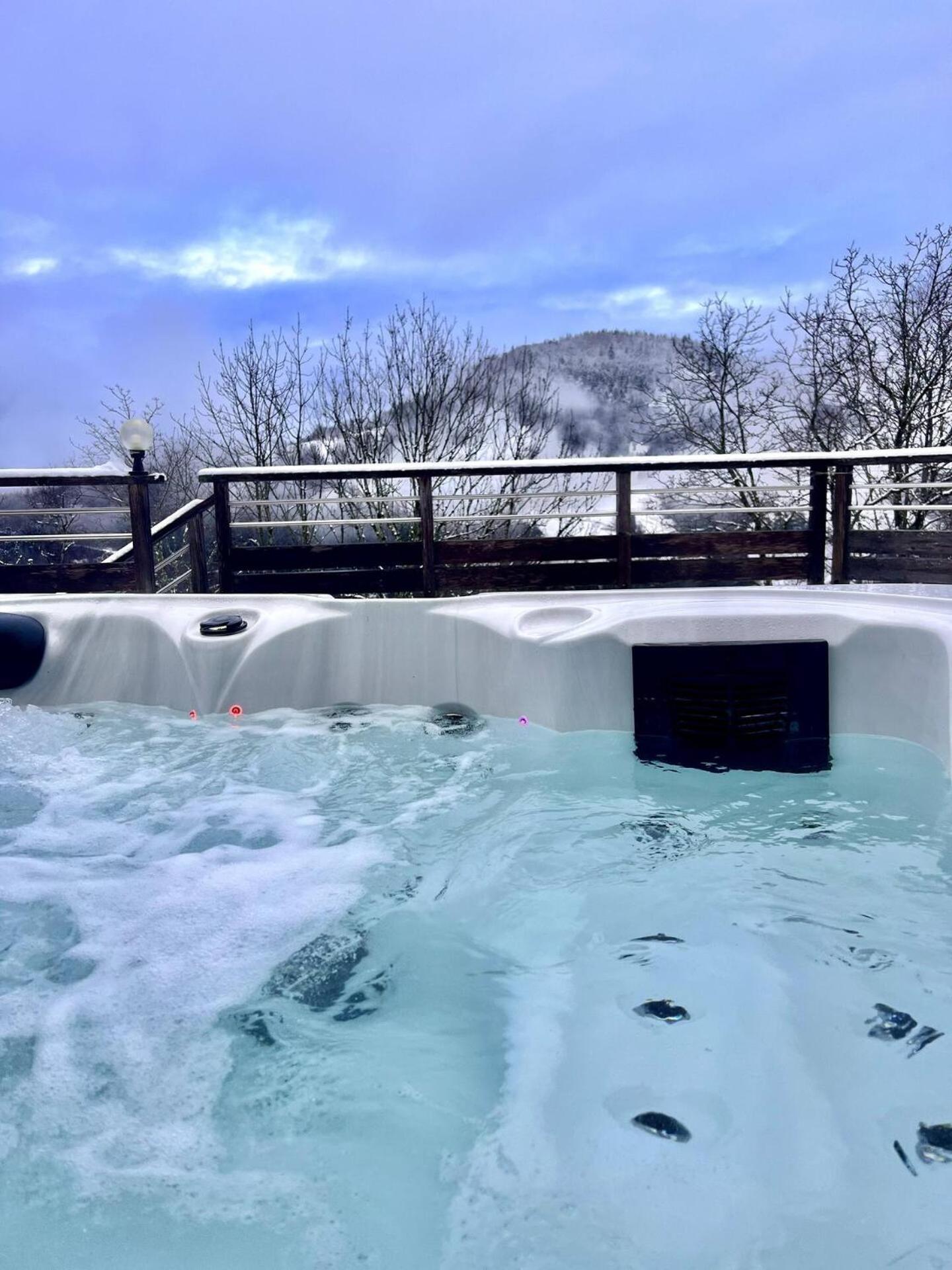 Charming Family Chalet For 8 People, With Private Hot Tub Les Clefs Luaran gambar